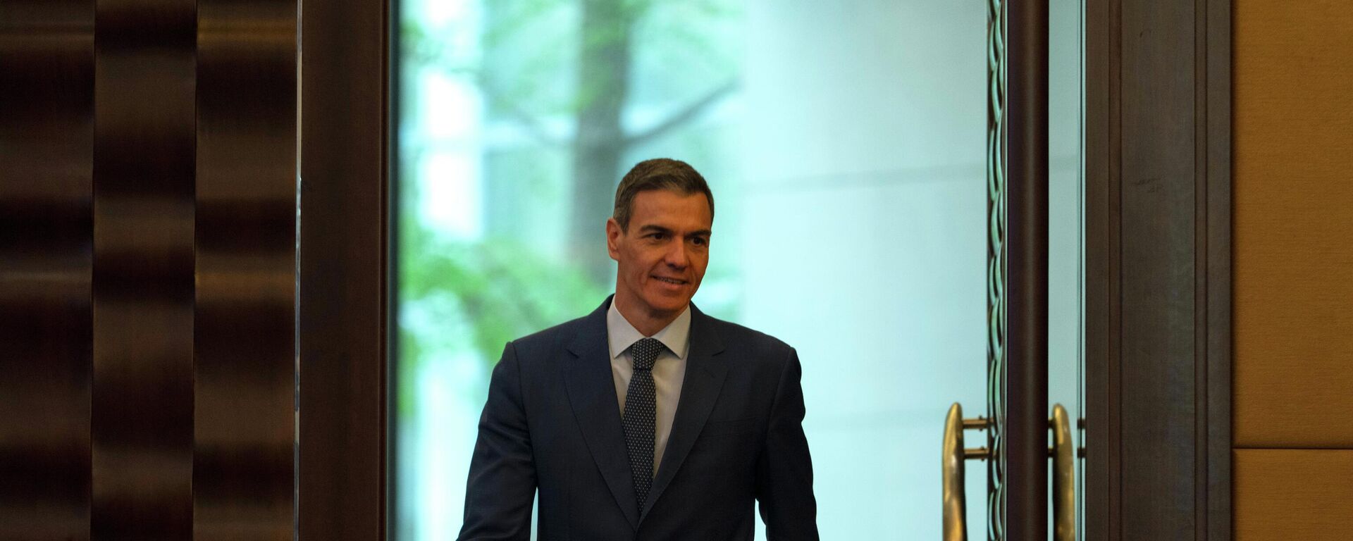 O presidente do Governo da Espanha, Pedro Sánchez, em evento na China, em 14 de abril de 2026 - Sputnik Brasil, 1920, 29.04.2026