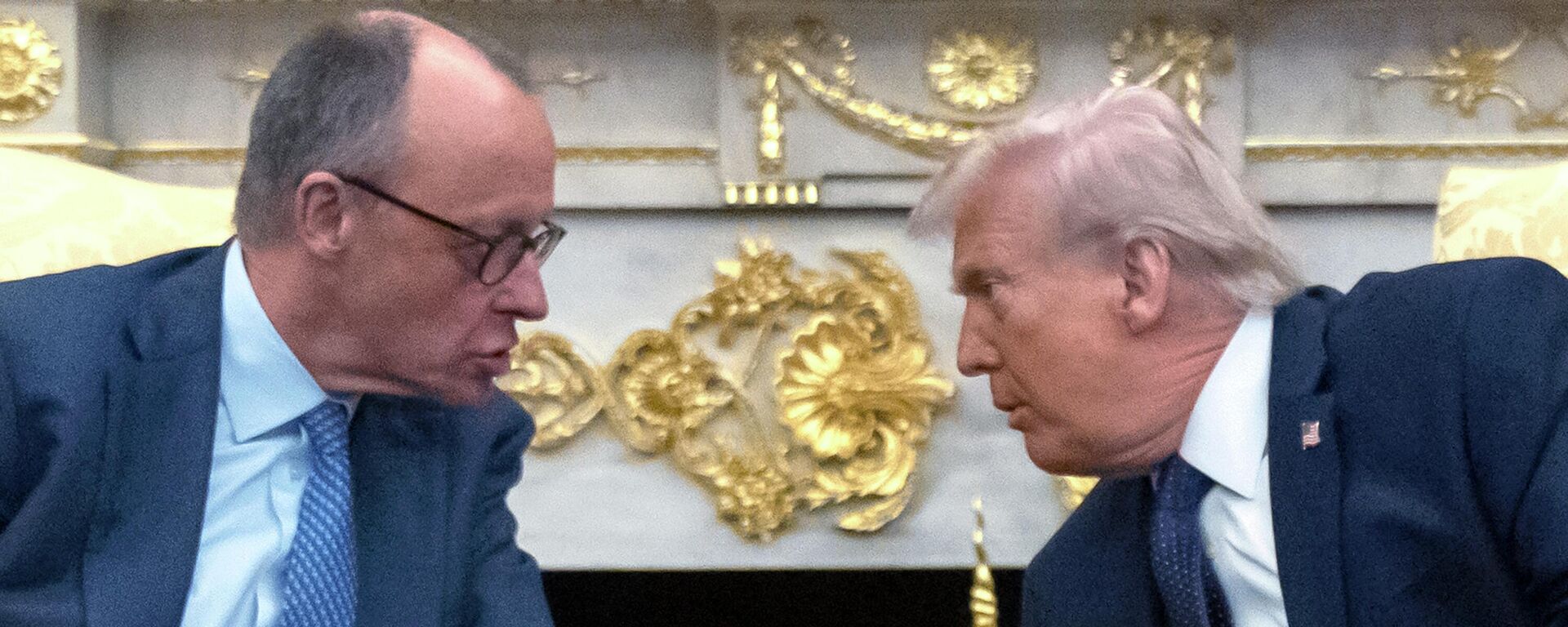 O presidente Donald Trump, à direita, conversa com o chanceler alemão, Friedrich Merz, à esquerda, durante reunião no Salão Oval da Casa Branca, em Washington, D.C. - Sputnik Brasil, 1920, 28.04.2026