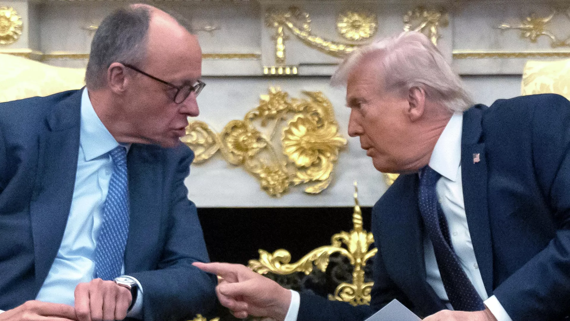 O presidente Donald Trump, à direita, conversa com o chanceler alemão, Friedrich Merz, à esquerda, durante reunião no Salão Oval da Casa Branca, em Washington, D.C. - Sputnik Brasil, 1920, 28.04.2026