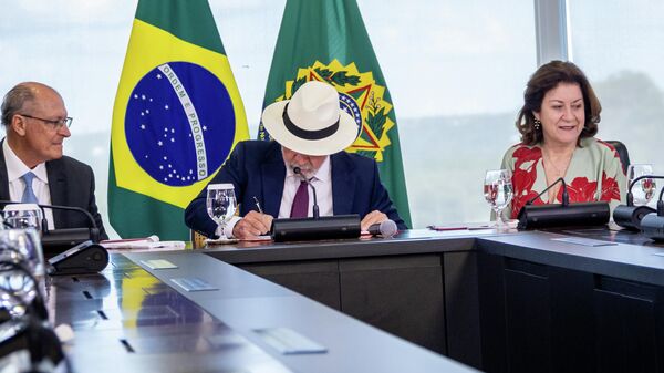 O presidente Luiz Inácio Lula da Silva assina o decreto de promulgação do acordo de comércio entre a União Europeia e o Mercosul, em 28 de abril de 2026 - Sputnik Brasil