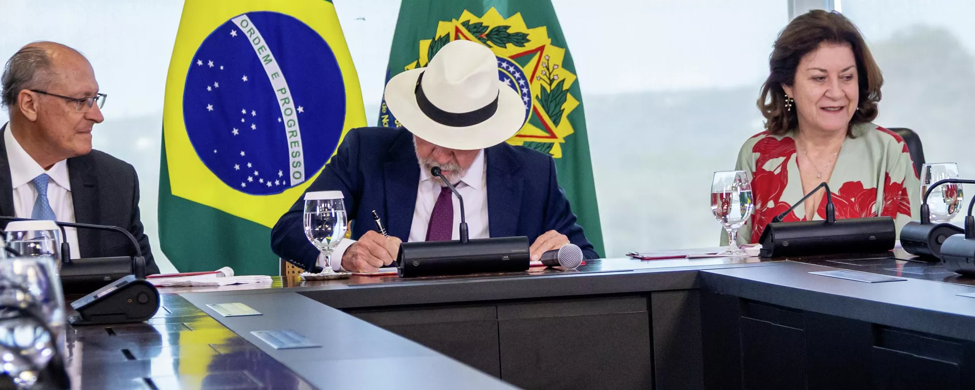 O presidente Luiz Inácio Lula da Silva assina o decreto de promulgação do acordo de comércio entre a União Europeia e o Mercosul, em 28 de abril de 2026 - Sputnik Brasil, 1920, 28.04.2026