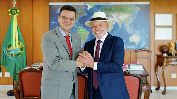 Presidente Luiz Inácio Lula da Sila assina nomeação de Odair Cunha ao TCU, em 28 de abril de 2026 - Sputnik Brasil