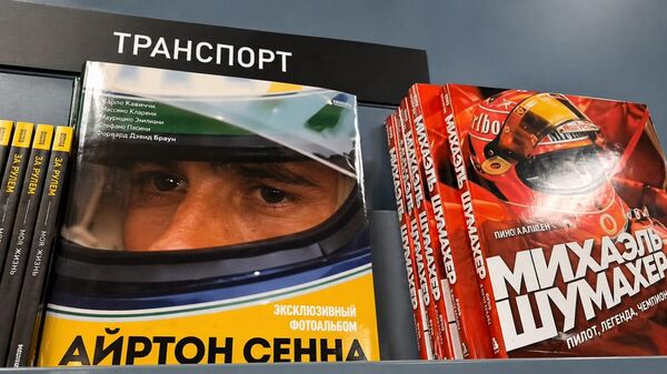 Livro sobre o piloto brasileiro Ayrton Senna no idioma russo em uma livraria de Moscou - Sputnik Brasil