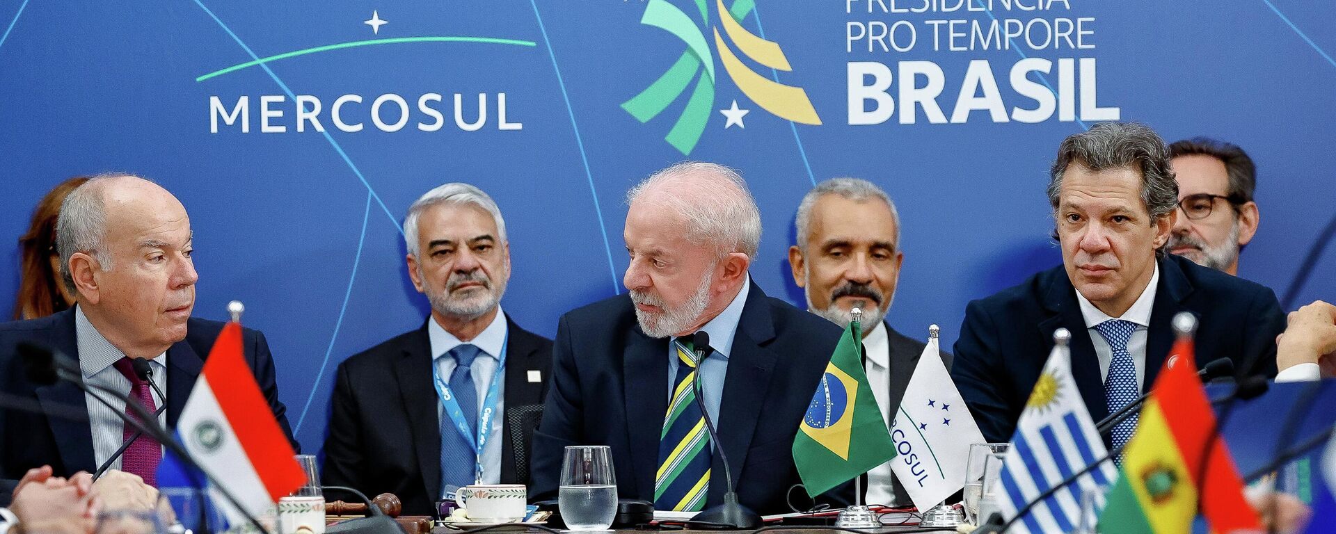 O presidente do Brasil, Luiz Inácio Lula da Silva (ao centro), durante sessão plenária com os chefes de Estado do Mercosul, em 20 de dezembro de 2025 - Sputnik Brasil, 1920, 29.04.2026
