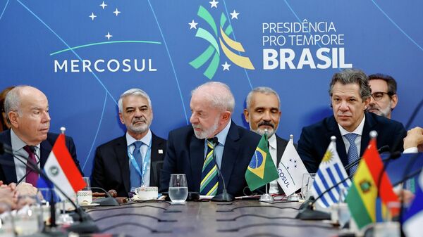 O presidente do Brasil, Luiz Inácio Lula da Silva (ao centro), durante sessão plenária com os chefes de Estado do Mercosul, em 20 de dezembro de 2025 - Sputnik Brasil