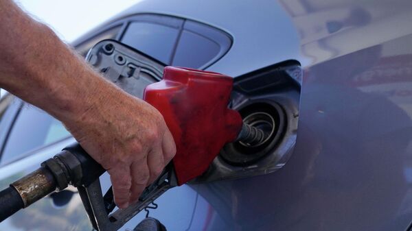 Carro é abastecido em posto de gasolina (foto de referência) - Sputnik Brasil