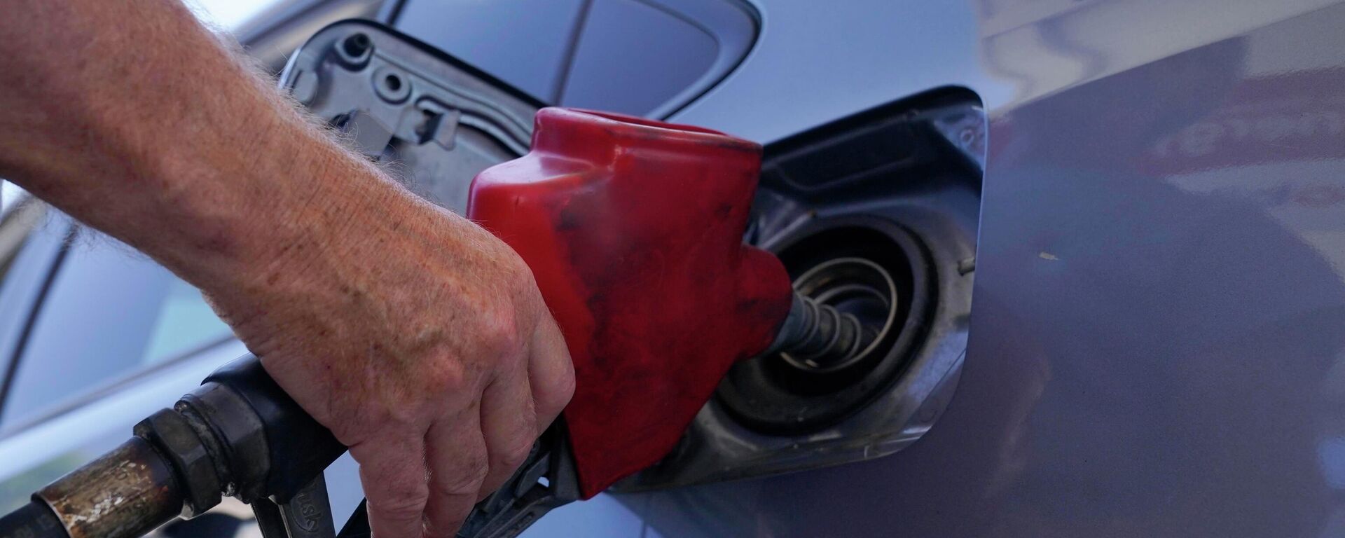 Carro é abastecido em posto de gasolina (foto de referência) - Sputnik Brasil, 1920, 29.04.2026