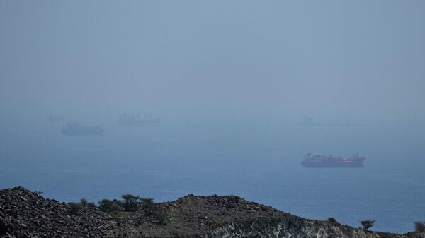 Navios-tanque e graneleiros ancorados no estreito de Ormuz, 18 de abril de 2026 - Sputnik Brasil
