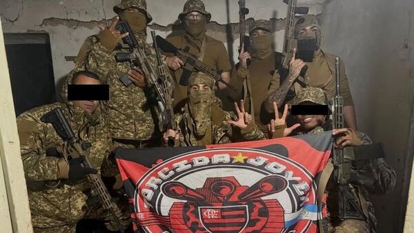 Mercenários brasileiros posam segurando bandeira da Torcida Jovem do Flamengo durante conflito na Ucrânia - Sputnik Brasil