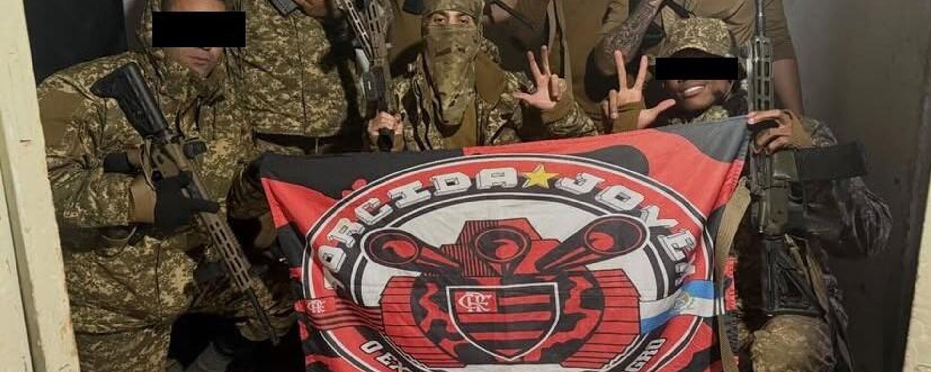 Mercenários brasileiros posam segurando bandeira da Torcida Jovem do Flamengo durante conflito na Ucrânia - Sputnik Brasil, 1920, 30.04.2026