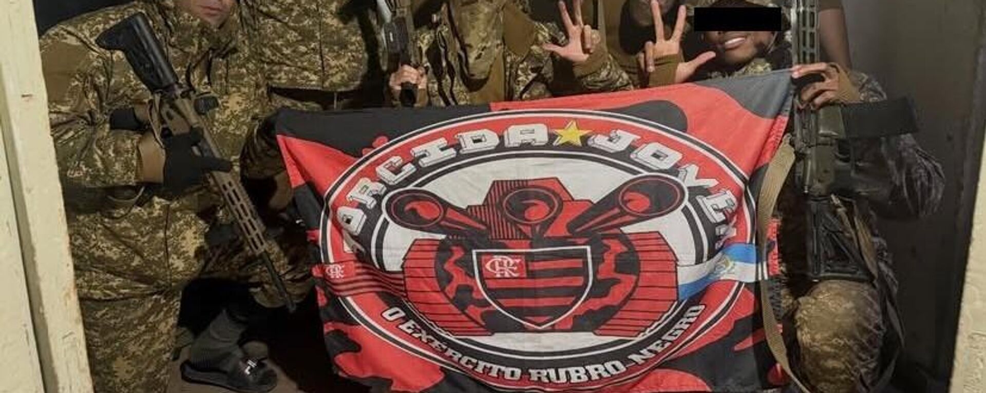 Mercenários brasileiros posam segurando bandeira da Torcida Jovem do Flamengo durante conflito na Ucrânia - Sputnik Brasil, 1920, 30.04.2026