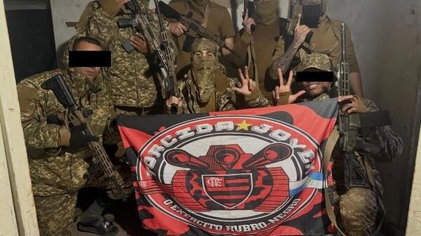 Mercenários brasileiros posam segurando bandeira da Torcida Jovem do Flamengo durante conflito na Ucrânia - Sputnik Brasil
