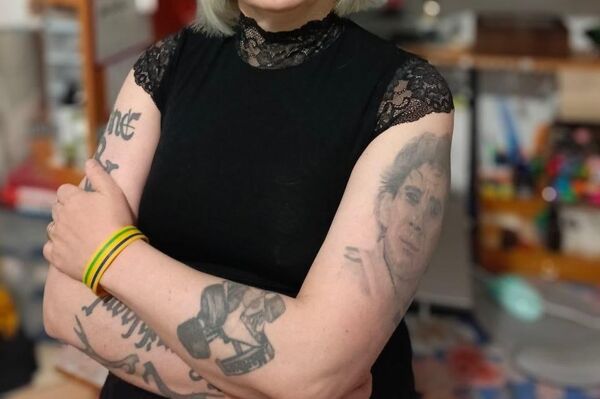 Uliana Stakhieva, moradora de Krasnodar fez uma tatuagem com o rosto do Ayrton Senna em seu braço - Sputnik Brasil