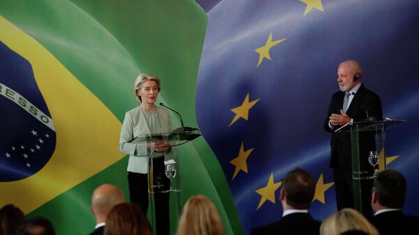 Ursula von der Leyen discursa ao lado de Lula durante uma declaração conjunta após reunião sobre o acordo comercial Mercosul-UE, no Rio de Janeiro. Brasil, 16 de janeiro de 2026 - Sputnik Brasil