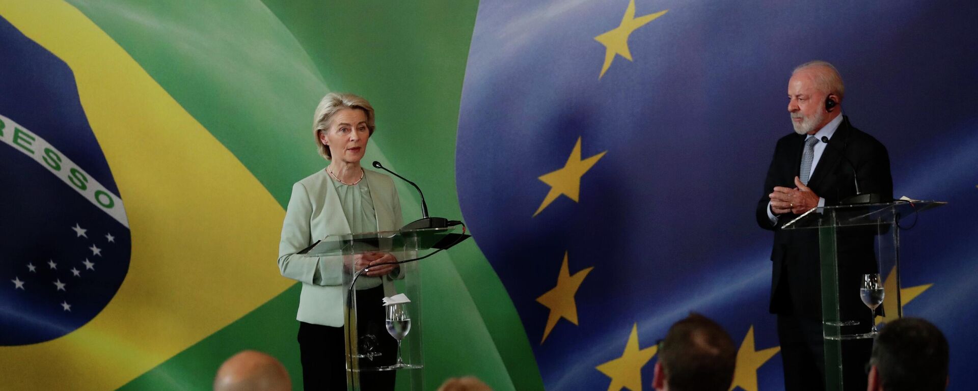 Ursula von der Leyen discursa ao lado de Lula durante uma declaração conjunta após reunião sobre o acordo comercial Mercosul-UE, no Rio de Janeiro. Brasil, 16 de janeiro de 2026 - Sputnik Brasil, 1920, 01.05.2026