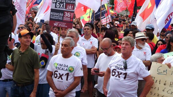 Manifestantes de esquerda pedindo o fim da escala 6x1 durante o Dia do Trabalhador. - Sputnik Brasil