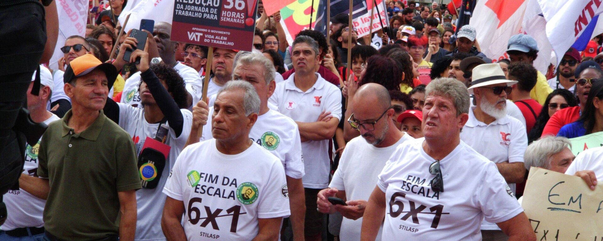 Manifestantes de esquerda pedindo o fim da escala 6x1 durante o Dia do Trabalhador. - Sputnik Brasil, 1920, 01.05.2026