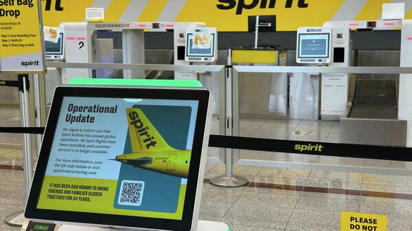 Um quiosque eletrônico de check-in anuncia o encerramento da Spirit Airlines, 2 de maio de 2026, no Aeroporto Internacional Hartsfield-Jackson, em Atlanta. - Sputnik Brasil