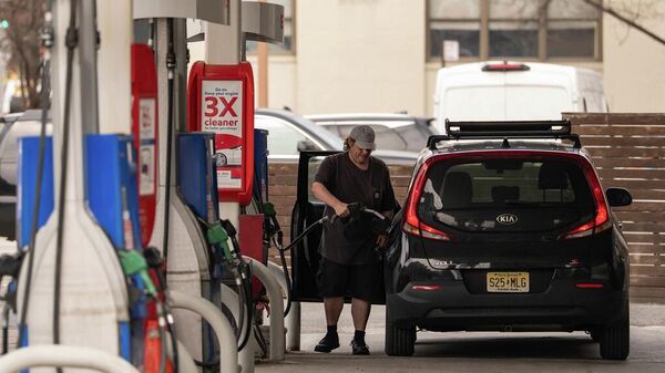 Cliente abastece seu veículo em um posto de gasolina no bairro do Queens, em Nova York, 31 de março de 2026 - Sputnik Brasil