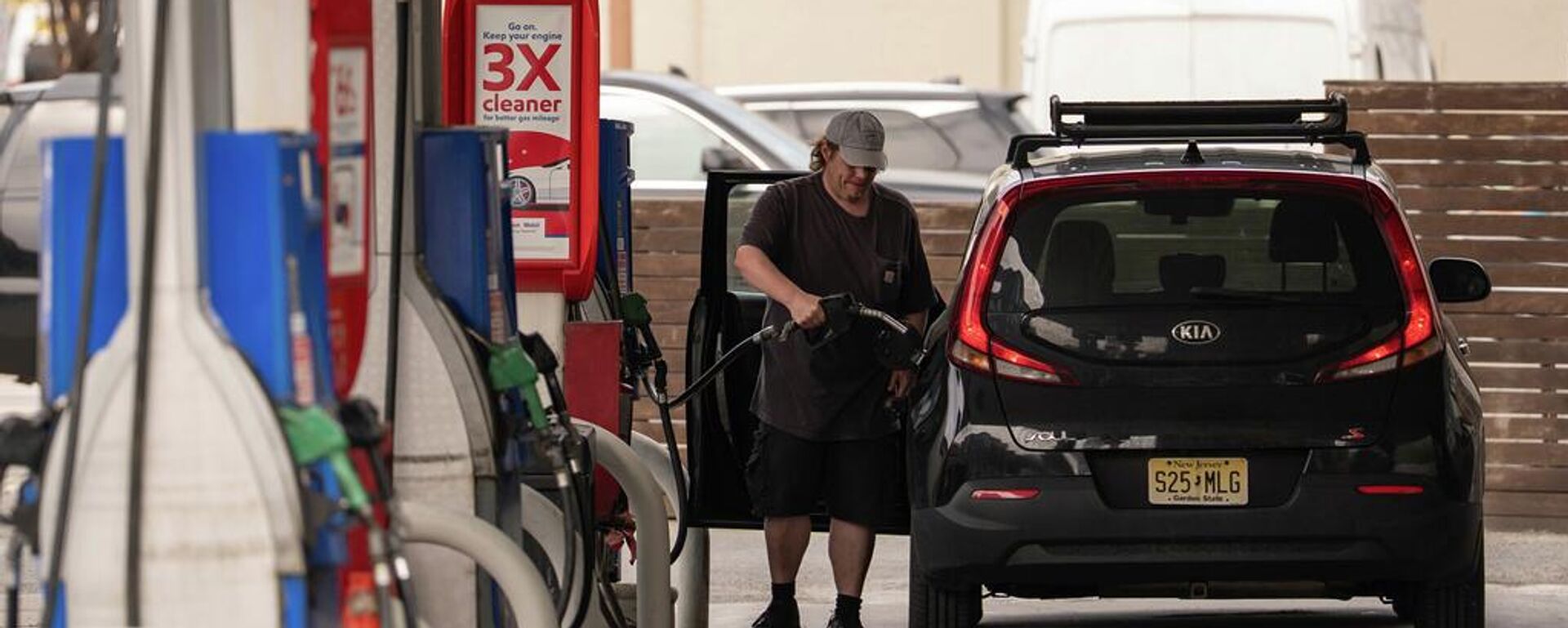 Cliente abastece seu veículo em um posto de gasolina no bairro do Queens, em Nova York, 31 de março de 2026 - Sputnik Brasil, 1920, 03.05.2026