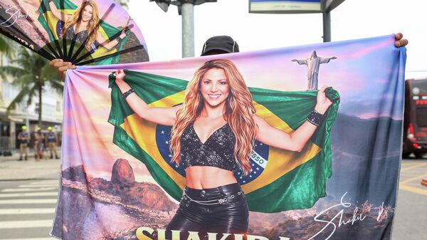 Movimentação em frente ao palco do show Todo Mundo no Rio que terá apresentação da cantora colombiana Shakira, no sábado (02), na praia de Copacabana, zona sul do Rio de Janeiro.  - Sputnik Brasil