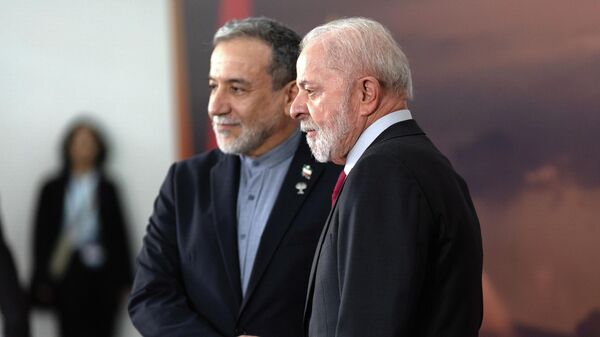 Mininistro das Relações Exteriiores do Irã, Seyed Abbas Araghchi é recebido pelo Presidente do Brasil, Luiz Inácio Lula da Silva durante a Cúpula de Líderes do BRICS no Museu de Arte Moderna (MAM), no Rio de Janeiro, em 6 de julho de 2025 - Sputnik Brasil