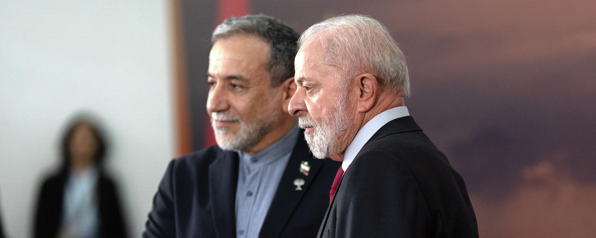 Mininistro das Relações Exteriiores do Irã, Seyed Abbas Araghchi é recebido pelo Presidente do Brasil, Luiz Inácio Lula da Silva durante a Cúpula de Líderes do BRICS no Museu de Arte Moderna (MAM), no Rio de Janeiro, em 6 de julho de 2025 - Sputnik Brasil, 1920, 03.05.2026