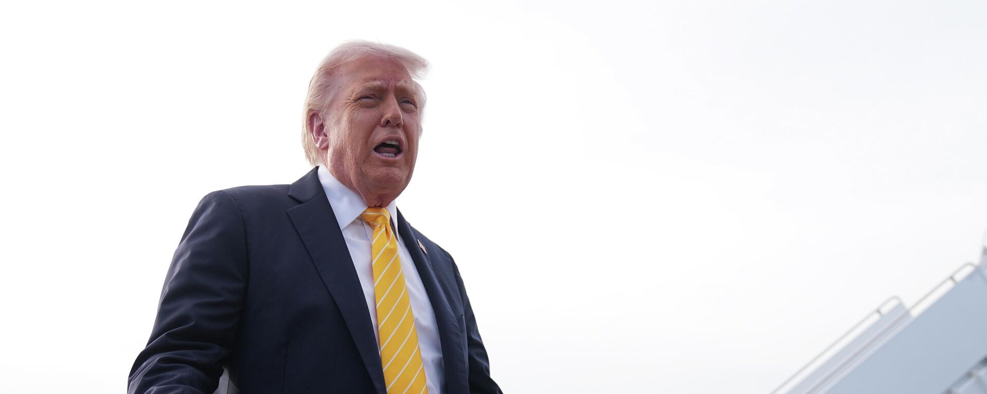 President Donald Trump talks to reporters before he boards Air Force One at Palm Beach International Airport in West Palm Beach, Florida. - Sputnik Brasil, 1920, 03.05.2026