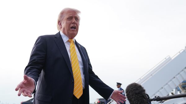 President Donald Trump talks to reporters before he boards Air Force One at Palm Beach International Airport in West Palm Beach, Florida. - Sputnik Brasil