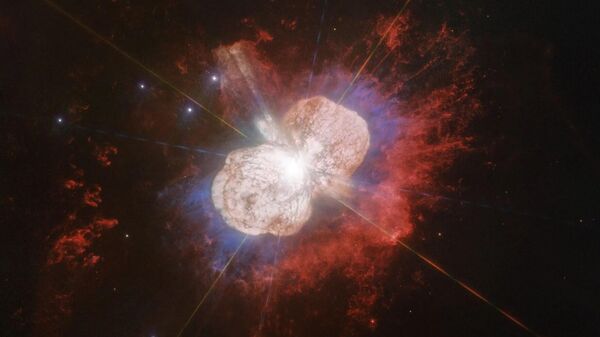 Eta Carinae pode estar prestes a explodir. Mas ninguém sabe quando – pode ser no próximo ano, pode ser daqui a um milhão de anos. A massa de Eta Carinae – cerca de 100 vezes maior que a do nosso Sol – a torna uma excelente candidata a uma supernova - Sputnik Brasil