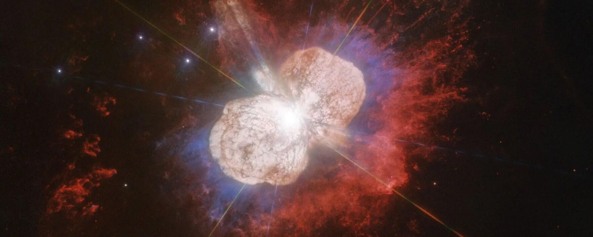 Eta Carinae pode estar prestes a explodir. Mas ninguém sabe quando – pode ser no próximo ano, pode ser daqui a um milhão de anos. A massa de Eta Carinae – cerca de 100 vezes maior que a do nosso Sol – a torna uma excelente candidata a uma supernova - Sputnik Brasil, 1920, 04.05.2026