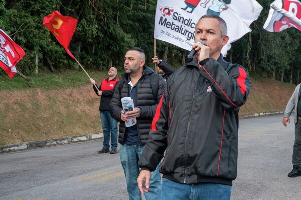 O presidente do Sindicato de Metalúrgicos de São José dos Campos e Região, Weller Gonçalves, durante reabertura da Avibras Aeroco, em Jacareí (SP), discursa para os funcionários - Sputnik Brasil