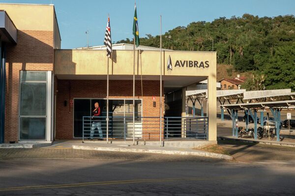 Trabalhador é visto nas dependências da Avibras Aeroco, em Jacareí (SP), na retomada das atividades após cerca de 1.280 dias de paralização - Sputnik Brasil