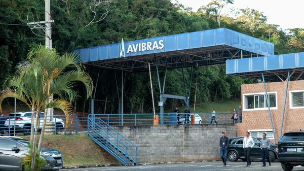 Funcionários são vistos nas dependências da Avibras Aeroco - Sputnik Brasil