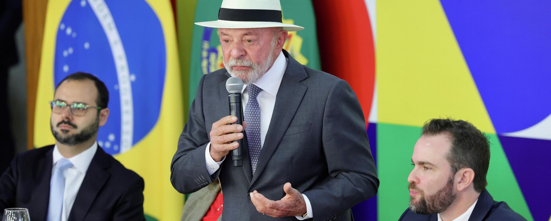 O presidente brasileiro Luiz Inácio Lula da Silva, acompanhado dos ministros do Empreendedorismo, da Microempresa e da Empresa de Pequeno Porte, Paulo Henrique Rodrigues (E), da Casa Civil, Miriam Belchior (atrás de Lula), da Fazenda, Dário Durigan (D) e do Planejamento, Bruno Moretti (fora da imagem), assina Medida Provisória referente ao Novo Desenrola Brasil, Brasília, 4 de maio de 2026 - Sputnik Brasil, 1920, 04.05.2026