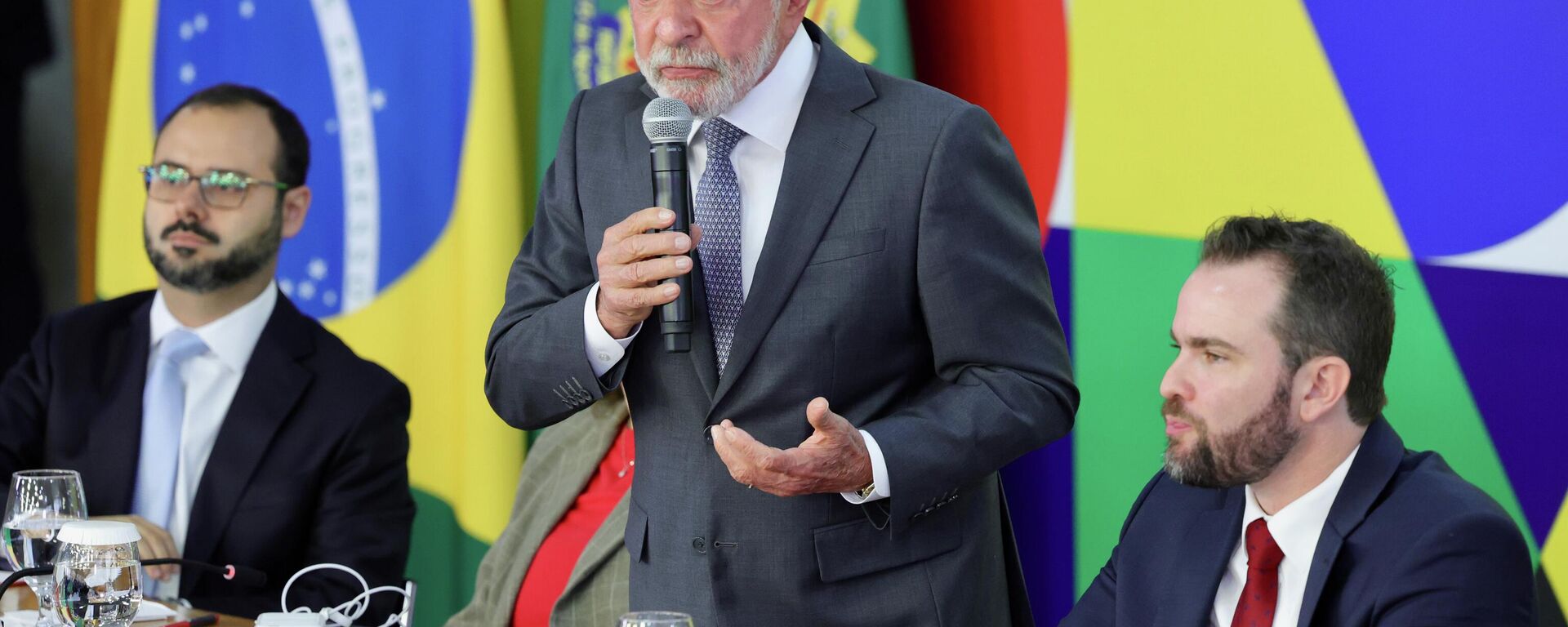O presidente brasileiro Luiz Inácio Lula da Silva, acompanhado dos ministros do Empreendedorismo, da Microempresa e da Empresa de Pequeno Porte, Paulo Henrique Rodrigues (E), da Casa Civil, Miriam Belchior (atrás de Lula), da Fazenda, Dário Durigan (D) e do Planejamento, Bruno Moretti (fora da imagem), assina Medida Provisória referente ao Novo Desenrola Brasil, Brasília, 4 de maio de 2026 - Sputnik Brasil, 1920, 04.05.2026