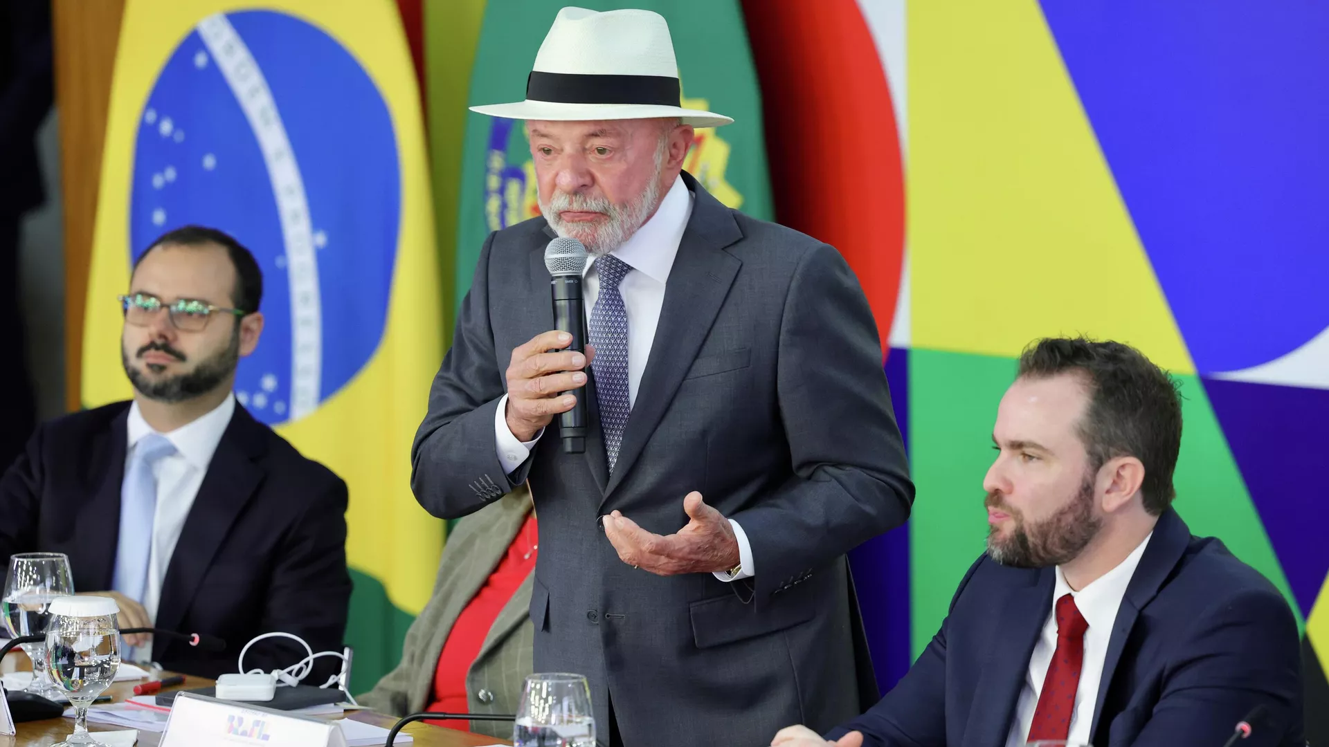 O presidente brasileiro Luiz Inácio Lula da Silva, acompanhado dos ministros do Empreendedorismo, da Microempresa e da Empresa de Pequeno Porte, Paulo Henrique Rodrigues (E), da Casa Civil, Miriam Belchior (atrás de Lula), da Fazenda, Dário Durigan (D) e do Planejamento, Bruno Moretti (fora da imagem), assina Medida Provisória referente ao Novo Desenrola Brasil, Brasília, 4 de maio de 2026 - Sputnik Brasil, 1920, 04.05.2026