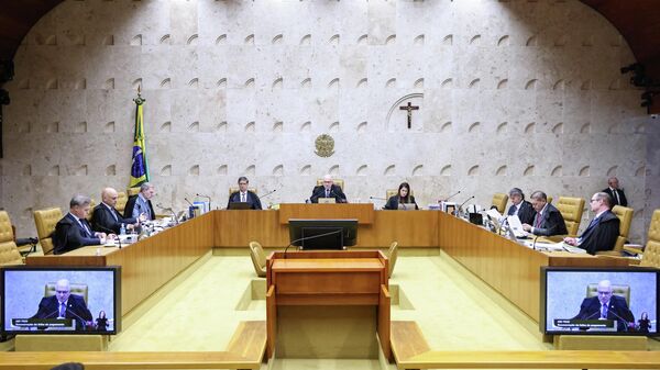 Ministros do Supremo Tribunal Federal (STF) participam de sessão plenária em Brasília, em 30 de abril de 2026 - Sputnik Brasil