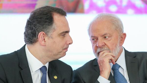 O ex-presidente do Senado Rodrigo Pacheco (à esq.) em conversa com o presidente do Brasil, Luiz Inácio Lula da Silva, durante evento em 30 de agosto de 2023 - Sputnik Brasil
