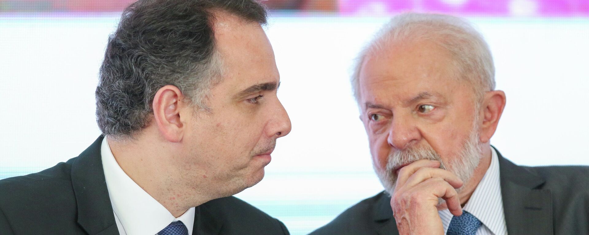 O ex-presidente do Senado Rodrigo Pacheco (à esq.) em conversa com o presidente do Brasil, Luiz Inácio Lula da Silva, durante evento em 30 de agosto de 2023 - Sputnik Brasil, 1920, 04.05.2026