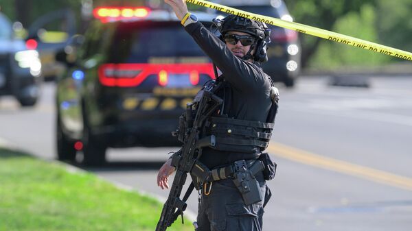 Agentes do Serviço Secreto dos EUA respondem a uma ocorrência após uma pessoa ter sido baleada por policiais em Washington, próximo da Casa Branca. - Sputnik Brasil