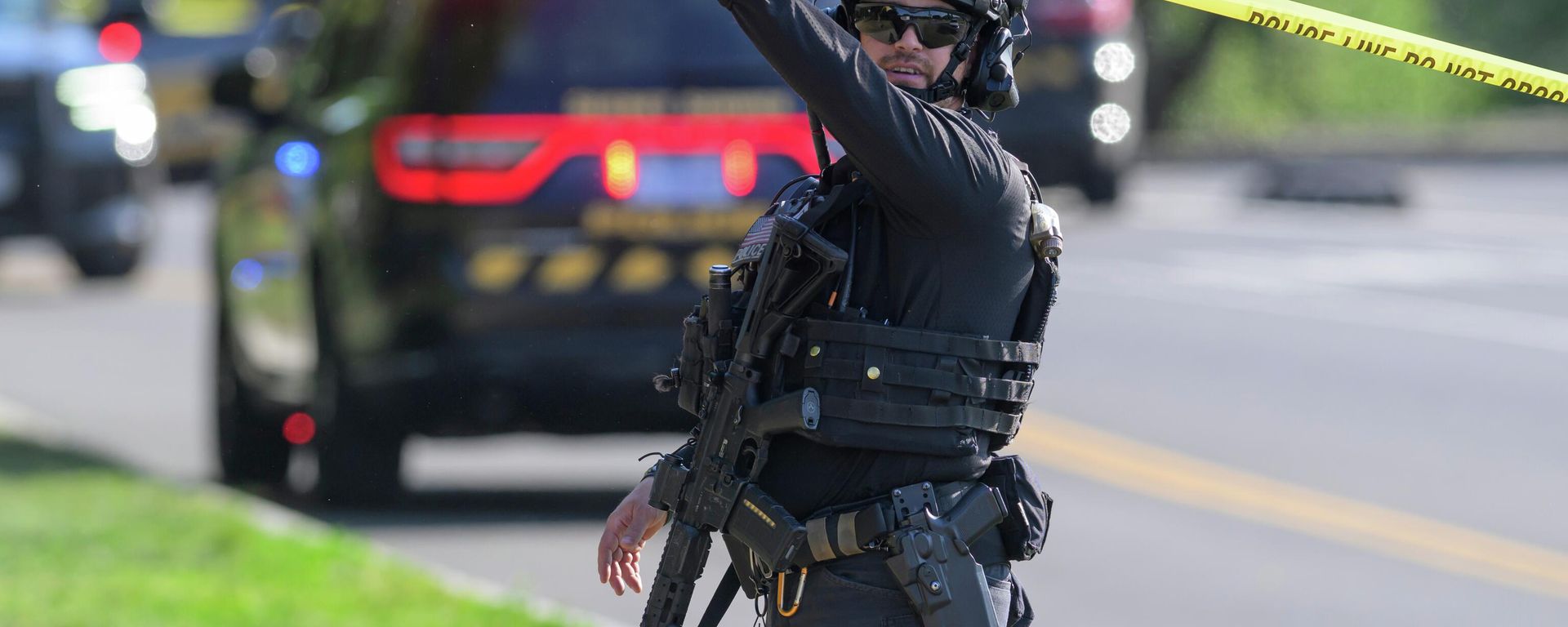 Agentes do Serviço Secreto dos EUA respondem a uma ocorrência após uma pessoa ter sido baleada por policiais em Washington, próximo da Casa Branca. - Sputnik Brasil, 1920, 04.05.2026