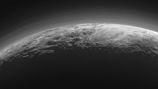 Montanhas majestosas, planícies congeladas e névoas de Plutão. Apenas 15 minutos após sua maior aproximação de Plutão, em 14 de julho de 2015, a sonda New Horizons da NASA olhou para trás, em direção ao Sol, e capturou esta imagem do pôr do sol, mostrando as montanhas acidentadas e geladas e as planícies de gelo que se estendem até o horizonte de Plutão - Sputnik Brasil