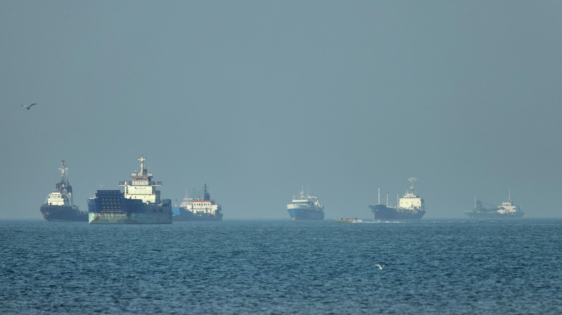 Navios de carga, incluindo graneleiros e navios de carga geral, ancorados enquanto esperam liberação para atravessar o estreito de Ormuz, em 4 de maio de 2026 - Sputnik Brasil, 1920, 06.05.2026