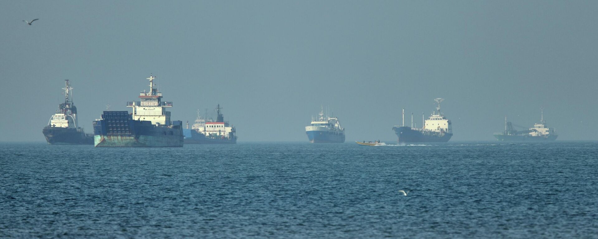 Navios de carga, incluindo graneleiros e navios de carga geral, ancorados enquanto esperam liberação para atravessar o estreito de Ormuz, em 4 de maio de 2026 - Sputnik Brasil, 1920, 19.05.2026