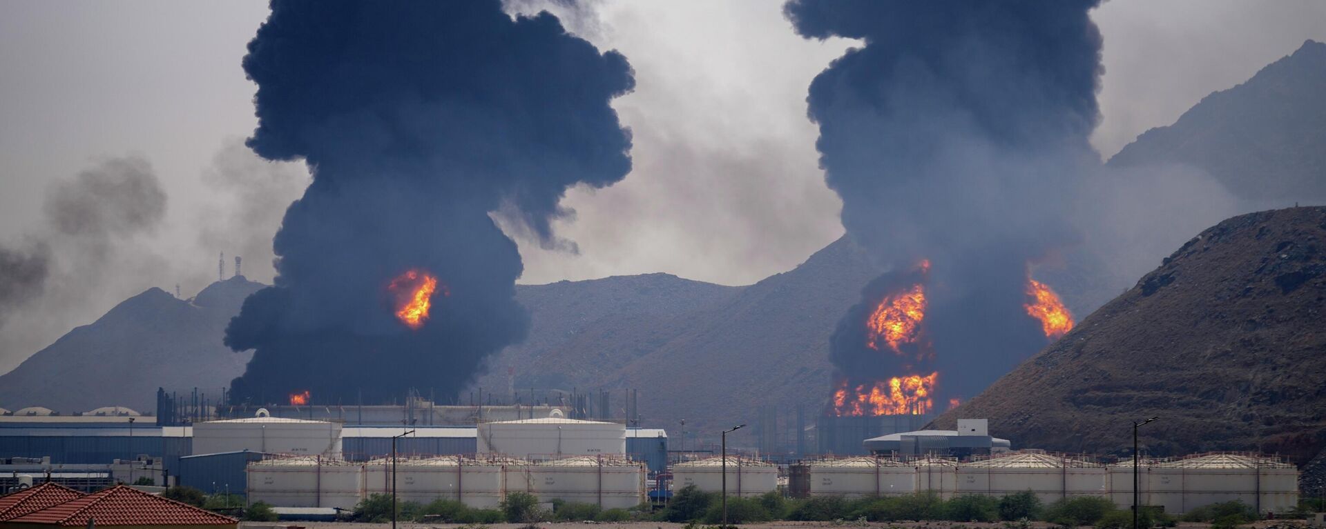 Colunas de fumaça e fogo se elevam após destroços de um drone iraniano interceptado atingirem uma instalação petrolífera, em Fujeira, segundo as autoridades dos Emirados Árabes Unidos, em 14 de março de 2026 - Sputnik Brasil, 1920, 05.05.2026