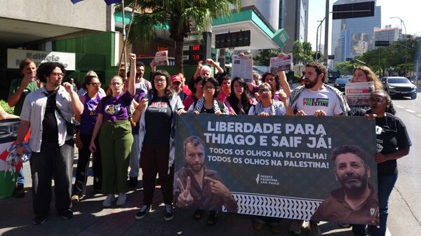 Ativistas realizam manifestação pela soltura de Thiago Ávila em São Paulo nesta segunda-feira, 5 de maio de 2026 - Sputnik Brasil
