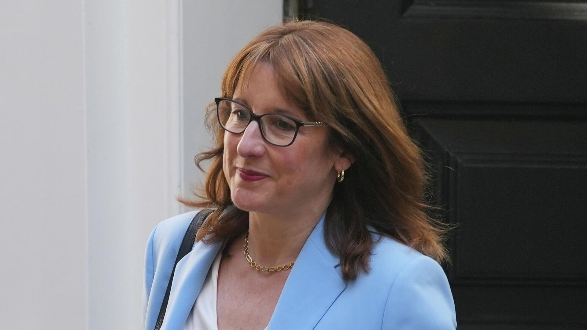 A Ministra das Finanças do Reino Unido, Rachel Reeves, sai do número 11 da Downing Street para participar da sessão semanal de perguntas ao primeiro-ministro no Parlamento, em Londres, 29 de abril de 2026 - Sputnik Brasil, 1920, 05.05.2026