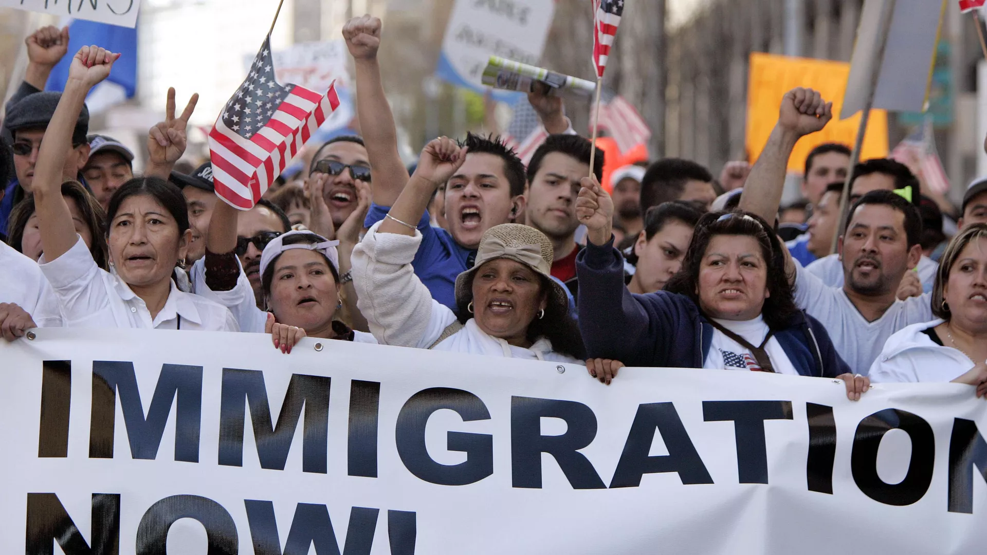 Nesta foto de arquivo de 10 de abril de 2006, manifestantes a favor da reforma imigratória marcham em frente ao Edifício Federal no centro de Seattle, nos Estados Unidos - Sputnik Brasil, 1920, 05.05.2026