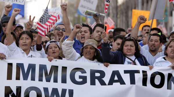 Nesta foto de arquivo de 10 de abril de 2006, manifestantes a favor da reforma imigratória marcham em frente ao Edifício Federal no centro de Seattle, nos Estados Unidos - Sputnik Brasil